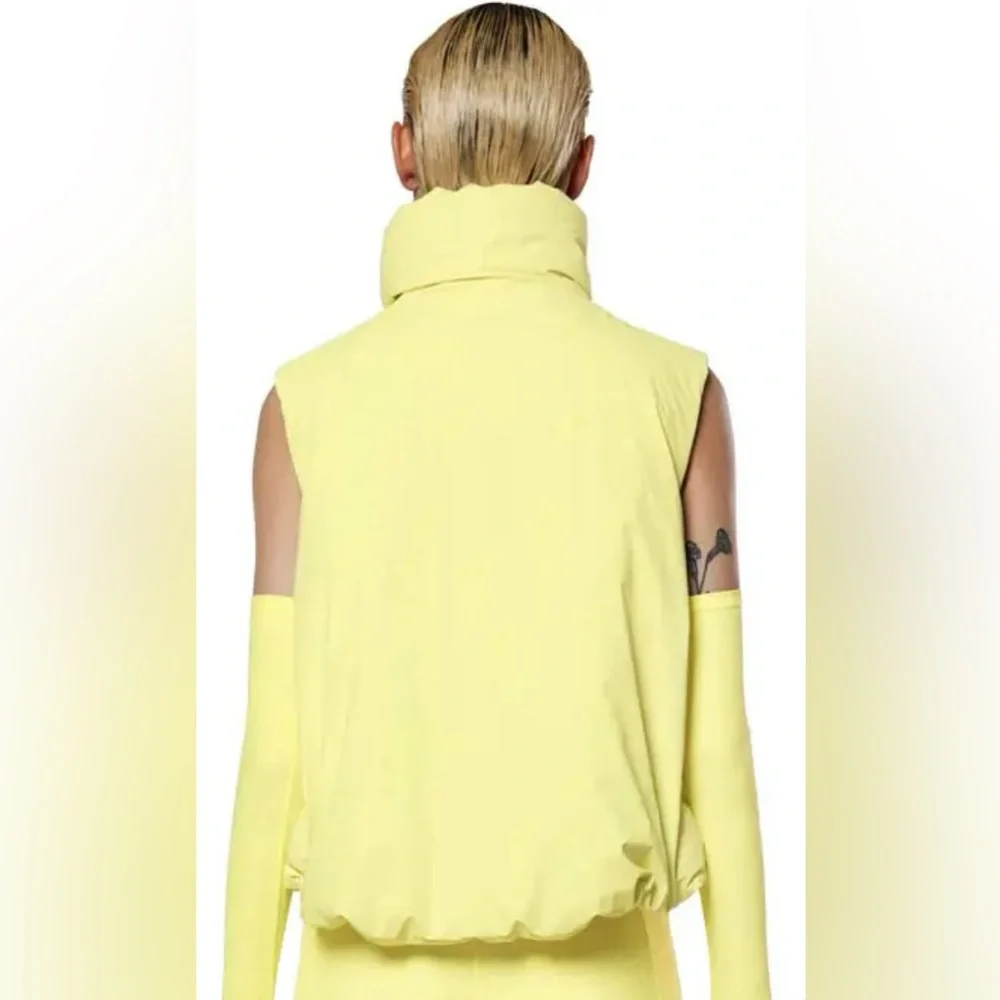 Rains NWT Women’s Loop W Vest. Size M. Color Straw ( yellow). Inside zip pocket - Picture 2 of 12